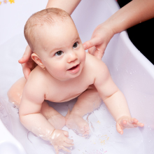 5 accessoires indispensables pour le bain de bébé