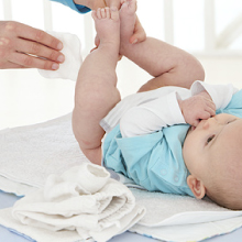 Changer bébé, les premiers changements de couches 