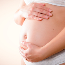Pertes blanches : signe de grossesse ? que faire ?
