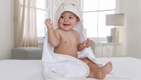 un bébé dans sa cape de bain