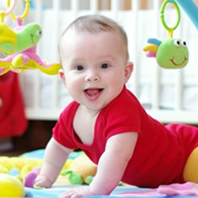 Portrait De 10 Mois De Bébé Jouant Avec La Tour Colorée De Jouet