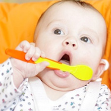 Que mange un bébé de 8 mois ? Conseil alimentation bébé