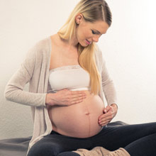 une femme enceinte assise