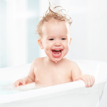 Baignoire bébé en voyage et autres solutions pour son bain