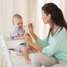 Chaise D'alimentation Pour Bébé Dans La Table À Manger