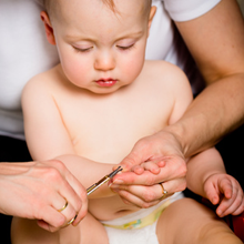 Couper les ongles de bébé : quand et comment procéder