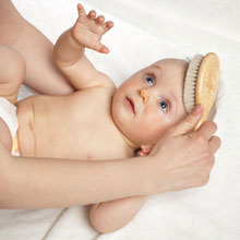 Dermatite séborrhéique : comment enlever les croûtes de lait de bébé ?