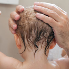 Brosse cheveux bébé croute de lait