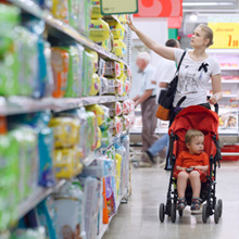 Les internautes prennent la défense d'une maman qui a oublié son bébé au  supermarché 
