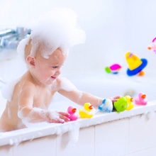 Quels jouets pour le bain de bébé ?