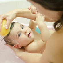 Support blanc pour petite baignoire bébé 0-6 mois de Dbb remond sur allobébé